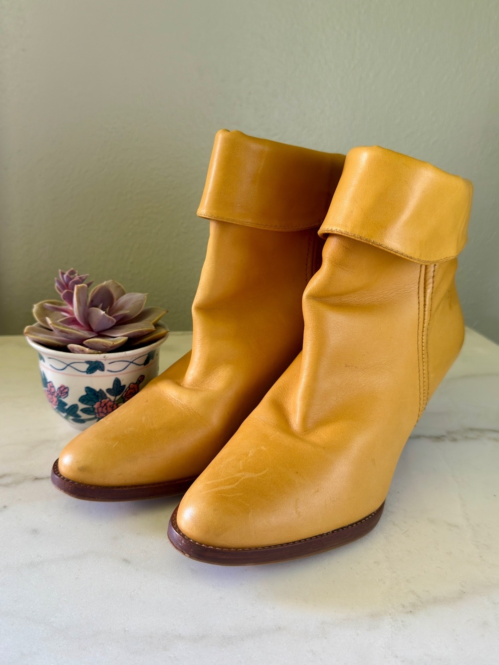 🔥 RARE COLLECTOR'S ITEM - VINTAGE FRYE TINA SHORTY CUFF BOOTS - BANANA YELLOW🔥